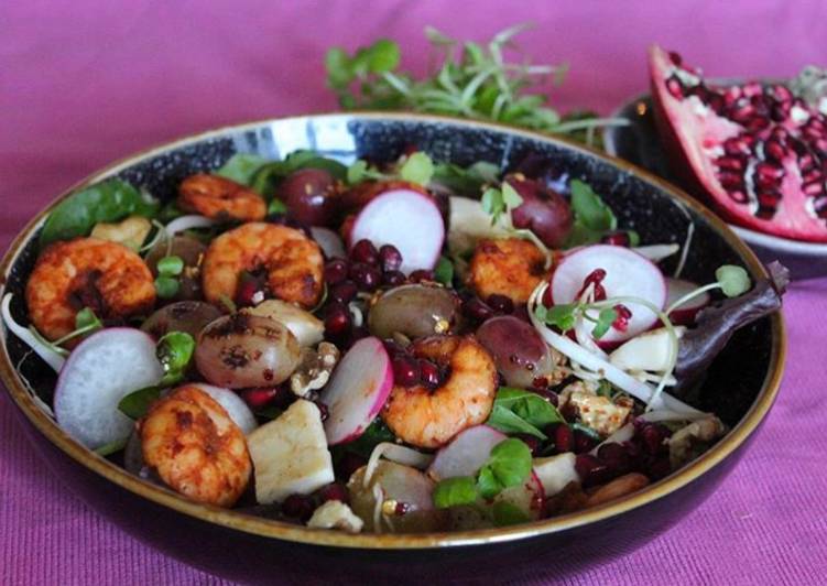 Roasted grapes with prawns and halumi salad