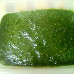 A picture of Green chutney.