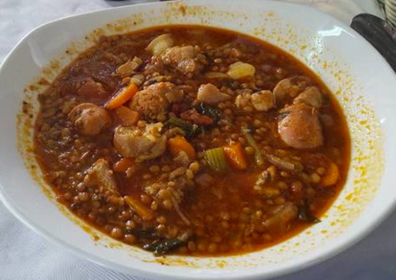 Lentejas con carne de chancho, chorizo y verduras