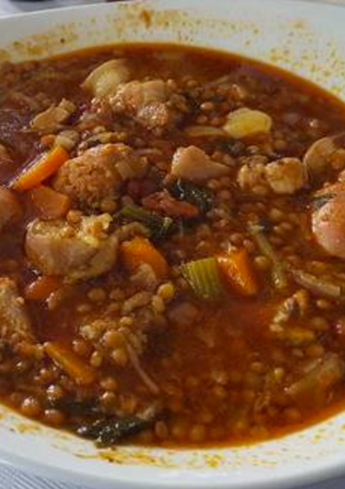Una foto de Lentejas con carne de chancho, chorizo y verduras