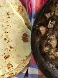خبز الطاكوس مع كبدة دجاج مقلية