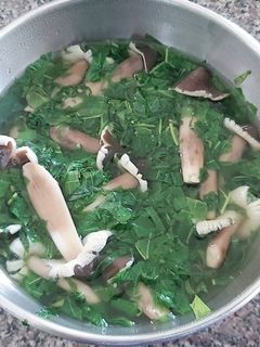 Hình của món Canh nấm mối nấu lá cách.