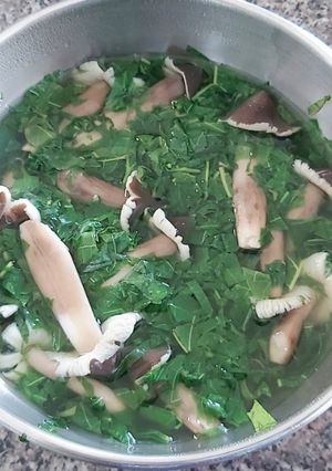 Hình của món Canh nấm mối nấu lá cách.