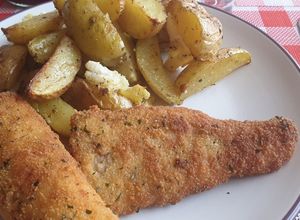 Foto principal de Abadejo crujiente con patatas gajo especiadas y queso de cabra