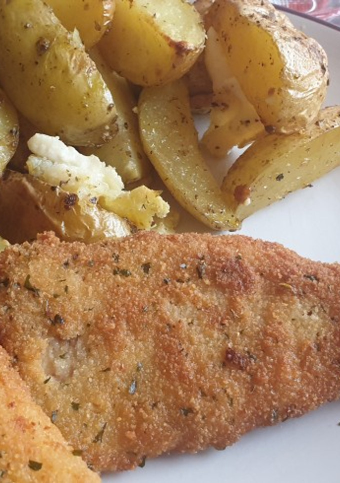 Una foto de Abadejo crujiente con patatas gajo especiadas y queso de cabra
