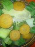 Caldo blanco de pollo con vegetales a la Mario, s