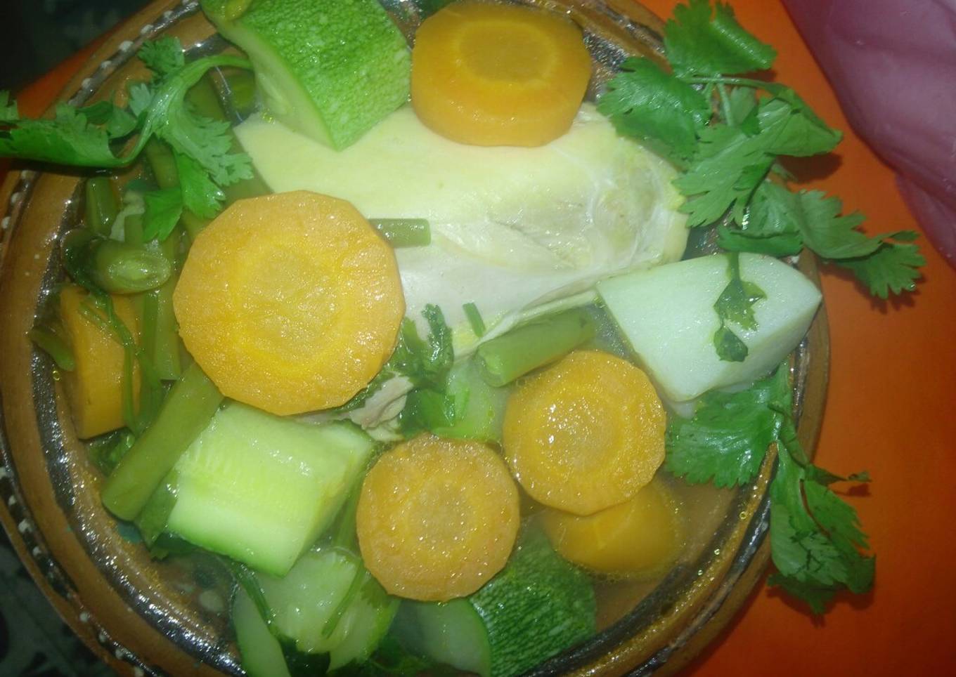 Caldo blanco de pollo con vegetales a la Mario, s