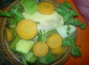 Una foto de Caldo blanco de pollo con vegetales a la Mario, s