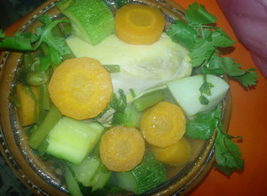 Una foto de Caldo blanco de pollo con vegetales a la Mario, s