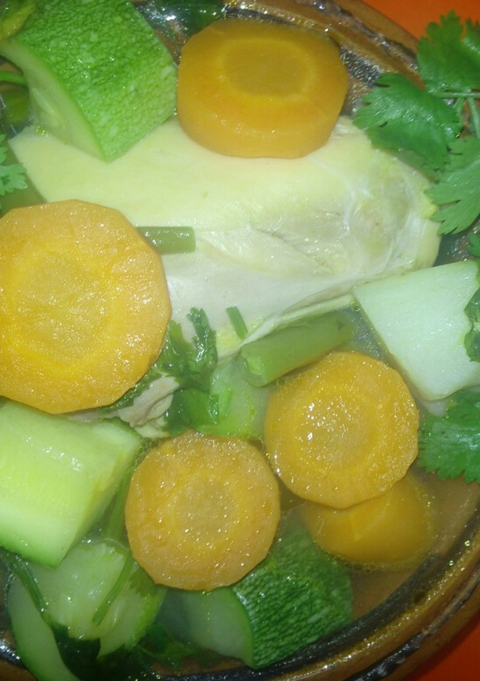 Una foto de Caldo blanco de pollo con vegetales a la Mario, s