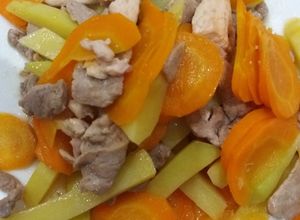 Hình của món Ức gà xào khoai tây cà rốt.