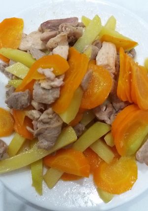Hình của món Ức gà xào khoai tây cà rốt.