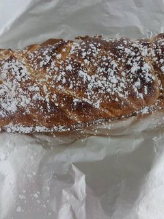 Una foto de Trenza de hojaldre con chocolate blanco