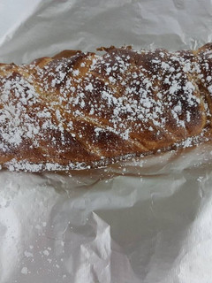 Una foto de Trenza de hojaldre con chocolate blanco