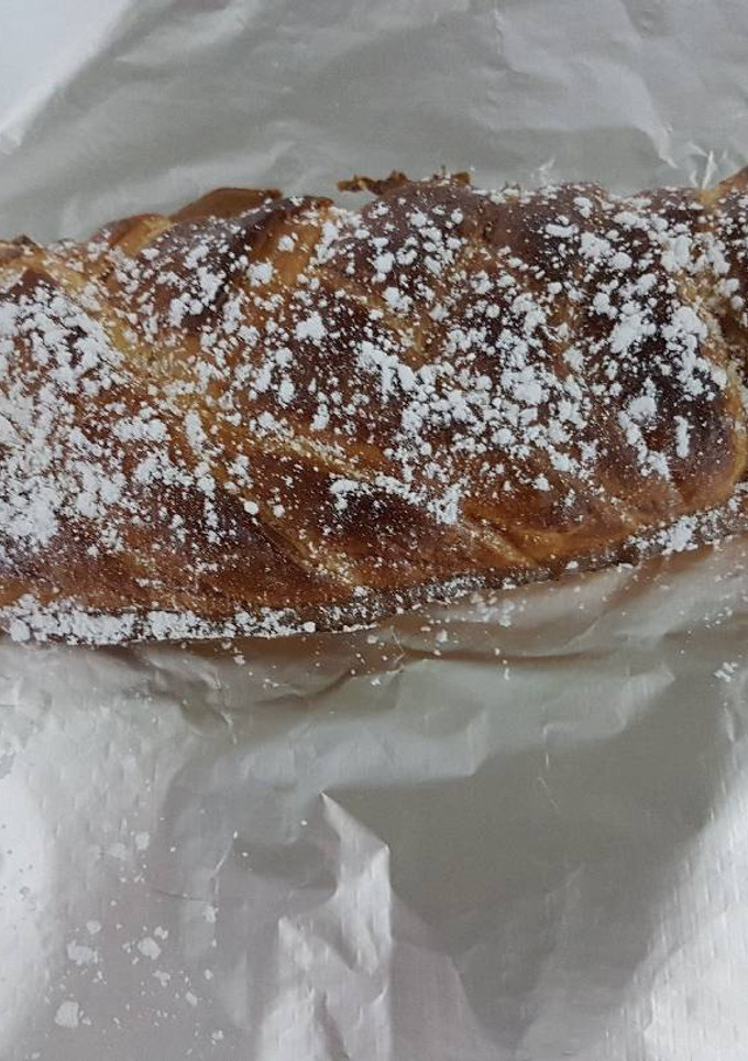Una foto de Trenza de hojaldre con chocolate blanco