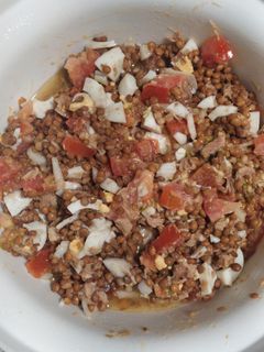 Una foto de Ensalada fresca de lentejas, cebolla, tomate, huevo cocido y atún