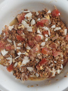 Una foto de Ensalada fresca de lentejas, cebolla, tomate, huevo cocido y atún