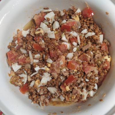 Ensalada fresca de lentejas, cebolla, tomate, huevo cocido y atún Receta de  Marta Cervera Fernandes- Cookpad