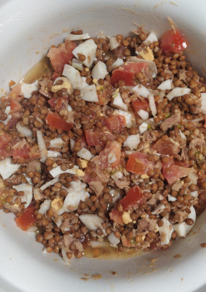 Una foto de Ensalada fresca de lentejas, cebolla, tomate, huevo cocido y atún
