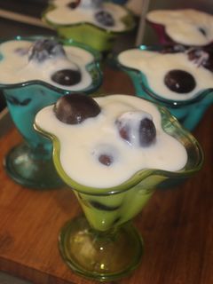 Una foto de Copa de menjar blanc con cerezas