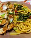 Espaguetis con almejas y salicornia o espárragos de mar