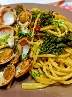 Una foto de Espaguetis con almejas y salicornia o espárragos de mar