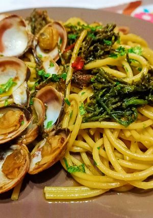 Una foto de Espaguetis con almejas y salicornia o espárragos de mar