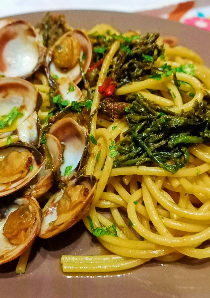 Una foto de Espaguetis con almejas y salicornia o espárragos de mar