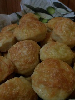 Túrós, tejfölös pogácsa :) recept fotója