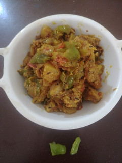 शिमला आलू पनीर की सब्जी(shimla aloo paneer ki sabzi recipe) रेसिपी मुख्य फोटो