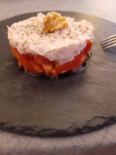 Una foto de Tartar de tomate y rillete de atún
