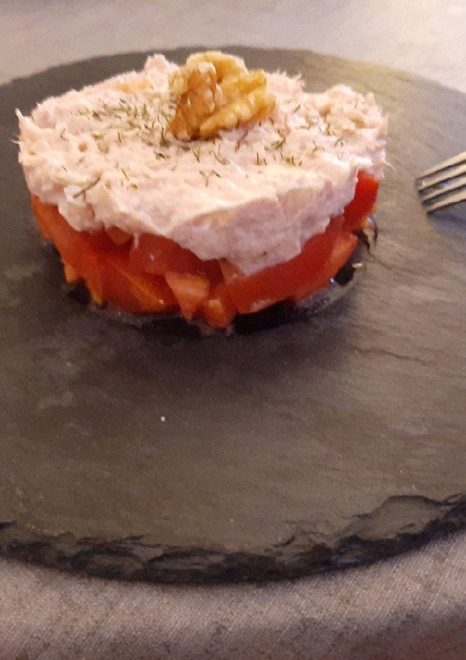 Una foto de Tartar de tomate y rillete de atún