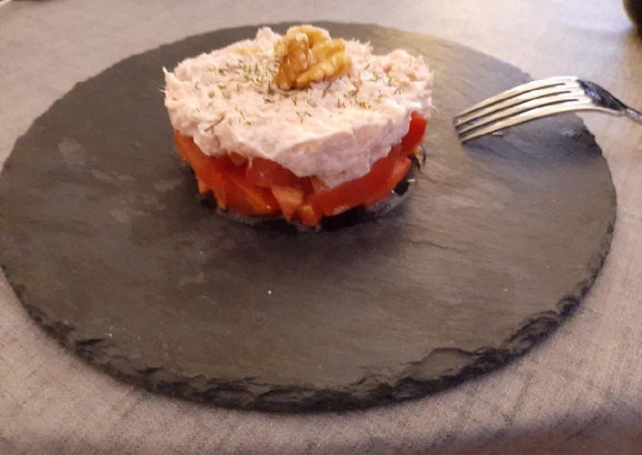 Manera fácil Preparar  Tartar de tomate y rillete de atún