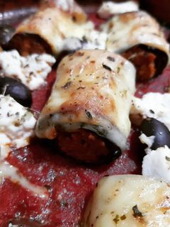 Una foto de Rollitos de berenjena rellenos gratinados con gouda