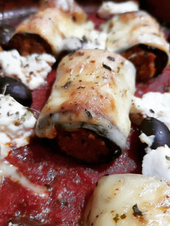 Una foto de Rollitos de berenjena rellenos gratinados con gouda