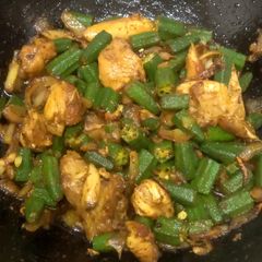 A picture of Bhindi with leftover chicken.