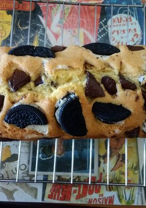 Una foto de Budín con oreos y chocolate