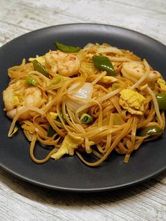 Una foto de Fideos de arroz con verduras y gambas (estilo chino)
