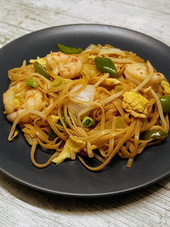 Una foto de Fideos de arroz con verduras y gambas (estilo chino)