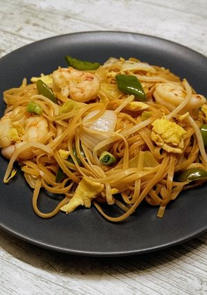 Foto principal de Fideos de arroz con verduras y gambas (estilo chino)
