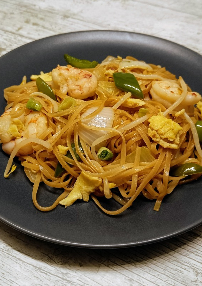 Una foto de Fideos de arroz con verduras y gambas (estilo chino)