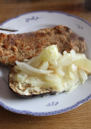Una foto de Milas, berenjenas horneadas y cocoritas, con panes Grosssos de aquellos