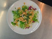 Una foto de ensalada tibia de garbanzos