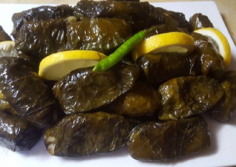 محشي ورق العنب بالصنوبر والرز