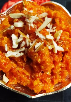 गाजर का हलवा (Gajar ka halwa recipe in Hindi) रेसिपी मुख्य फोटो
