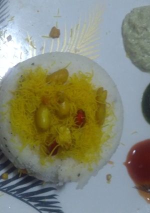 A picture of Idli dabeli.