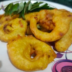 A picture of Onion ring pakauda.