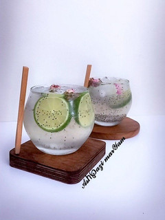 عکسی از دستور شربت آبلیمو خانگی با تخم شربتی🍸