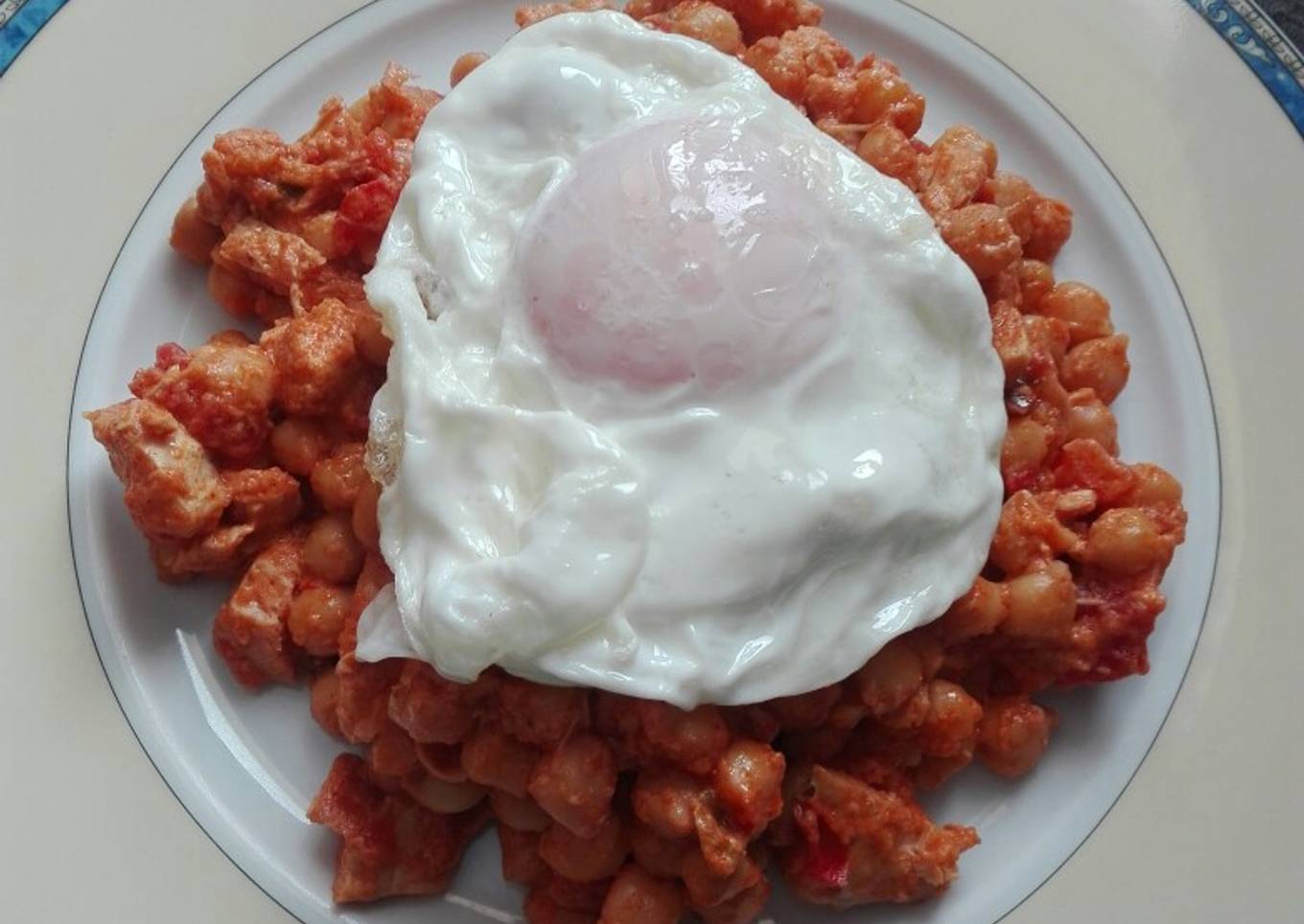 Garbanzos con pollo y huevo frito