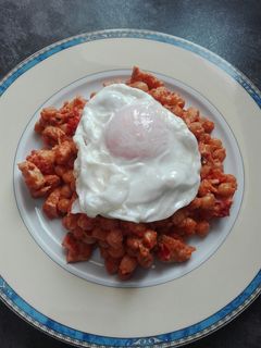 Una foto de Garbanzos con pollo y huevo frito